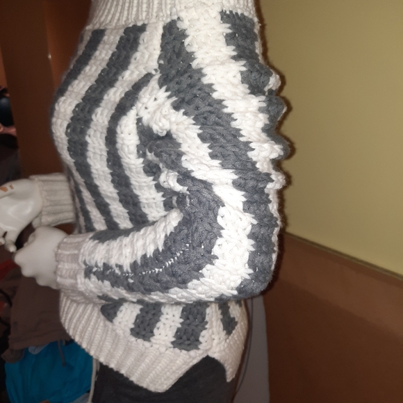 Never Worn Jean Length Sweater! - Picture 4 of 7